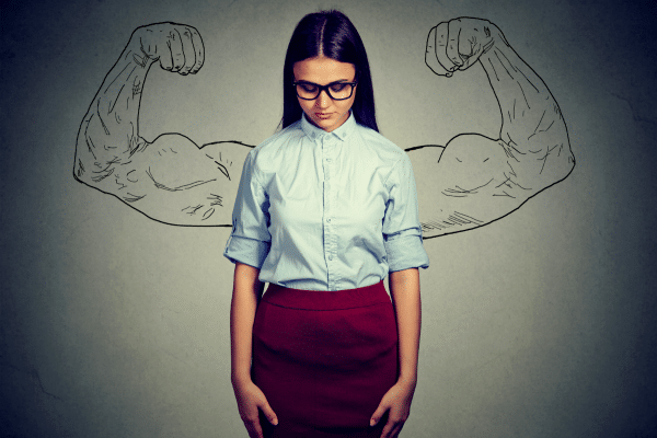 femme d'affaires avec bras musclés dessinés