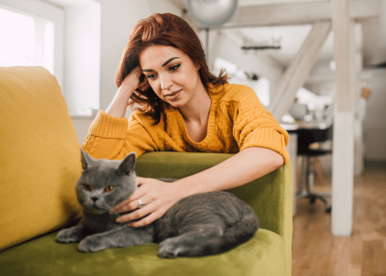 Femme avec chat gris