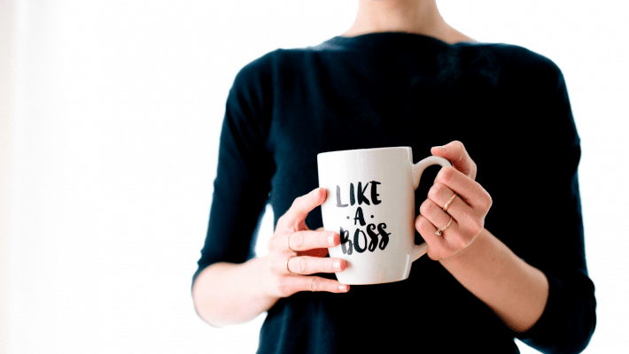 femme qui tient une tasse ''like a boss''