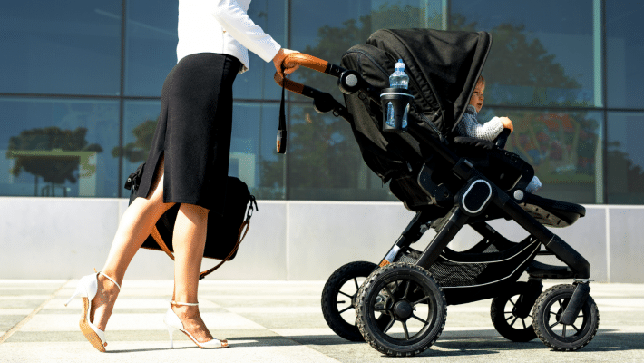 femme d'affaires avec une poussette