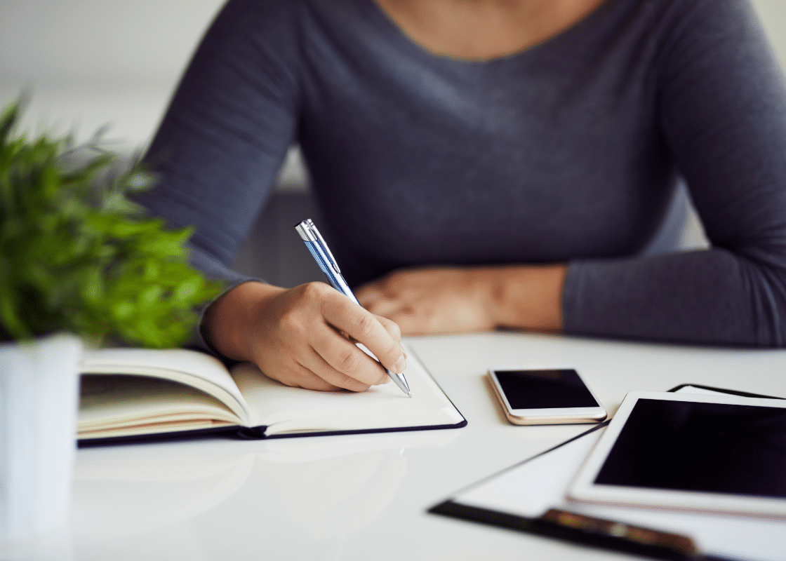 femme qui écrit un journal