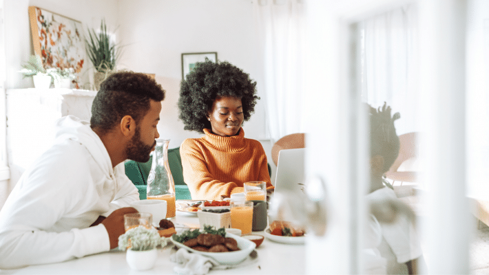 famille autour d'une table