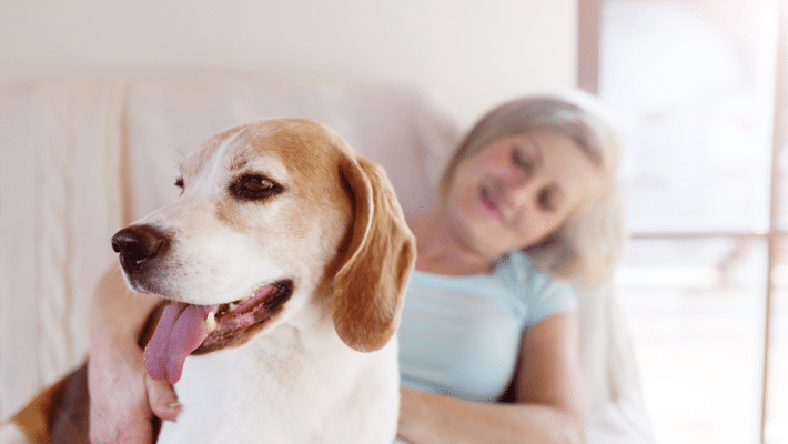 femme senior avec chien