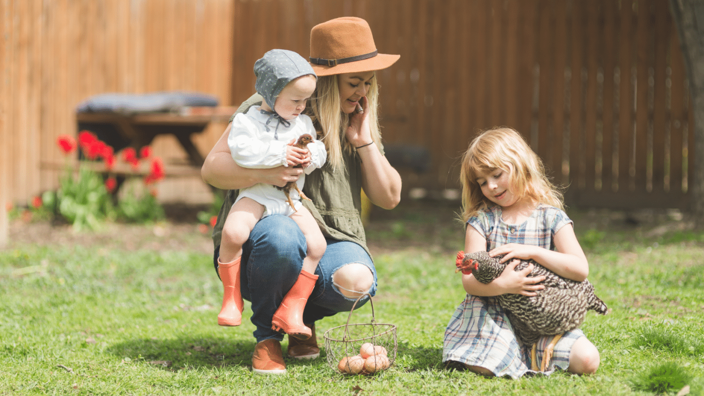 Petite famille avec des poules urbaines