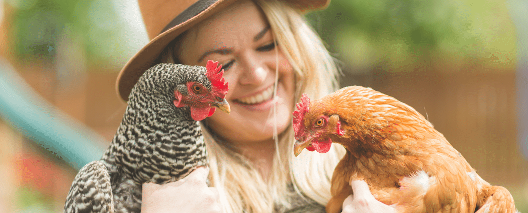 Femme avec ses poules urbaines