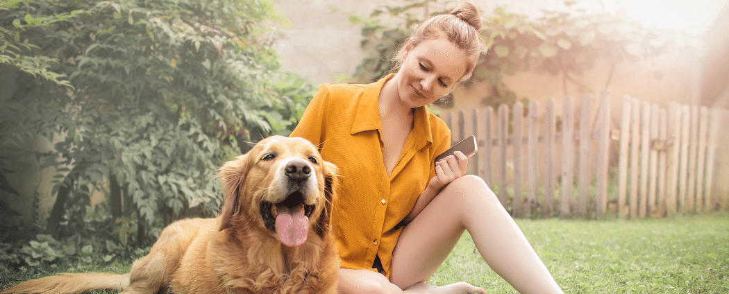 Femme avec son Golden retriever