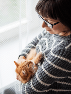 Chat avec sa maitresse