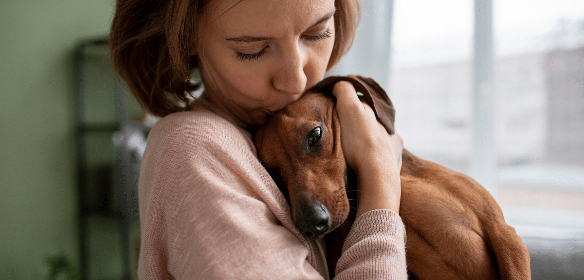 femme qui fait un calin à son chien